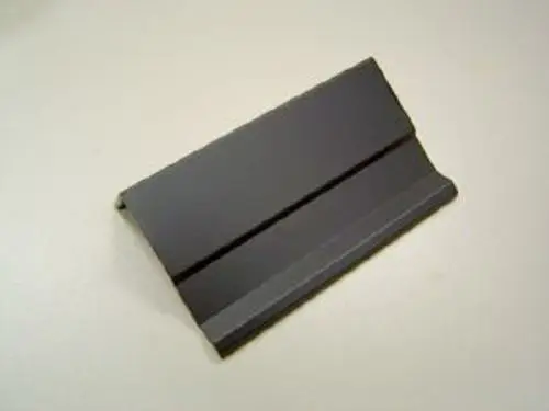 Montagehaken aus grauem Metall mit zwei parallel verlaufenden Rillen. Das Produkt ist für die Verwendung mit Remeha Kollektoren geeignet.